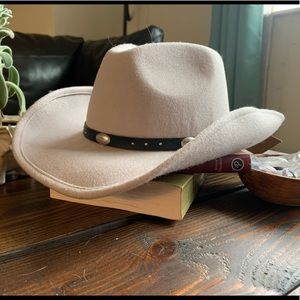 Women Minnetonka Wool cowboy hat NEW!
